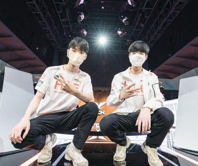 NS翻盘FPX,Scout完成史诗逆转小组赛3:1(东京) NS翻盘FPX,Scout完成史诗逆转小组赛3:1(东京)